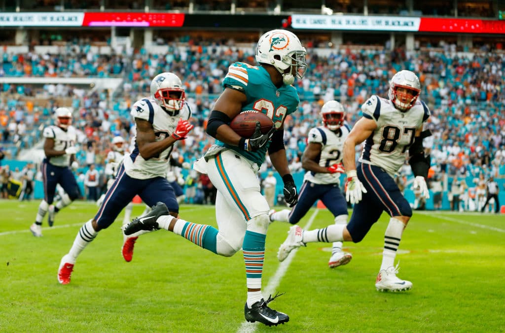 Luego de dos goles de campo de Stephen Gostkowski que daban ventaja a los Pats de 33-28, se vino la jugada grande. Un Pase de Tannehill a Stills, luego éste le lanza un pase lateral a DeVante Parker.