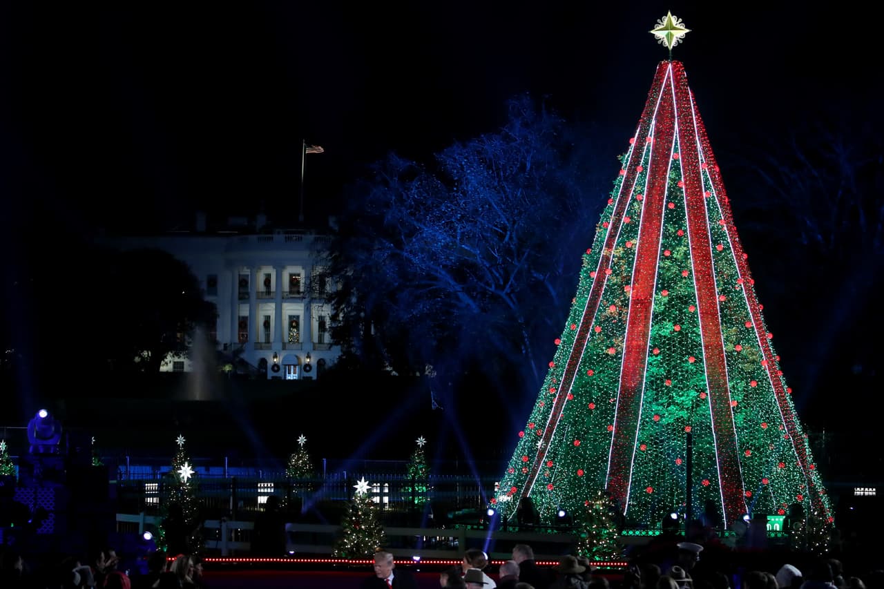 Luces verdes y blancas entre cintas rojas adornan el Árbol de Navidad de 2018. Al fondo se ve la fachada sur de la mansión presidencial.