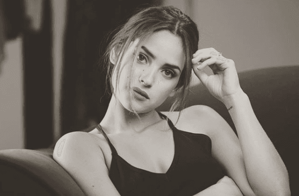 Adria saltó a la fama al participar en el show 'True Detective' de la cadena HBO. En este proyecto, participó al lado de personalidades de Collin Farrel y Rachel McAdams.