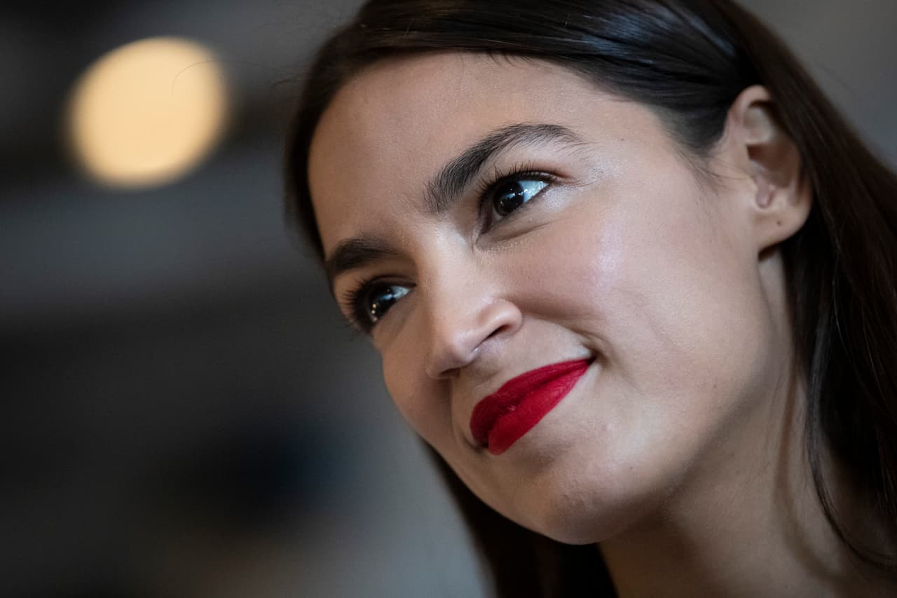 <b>4) AOC</b>
<br>
<br>No podría faltar en la lista una de las puertorriqueñas más reconocidas de la actualidad. Alexandria Ocasio-Cortez (AOC por sus siglas) ha sido una figura omnipresente en todos los eventos importantes de la ciudad. La semana pasada hizo una aparición en el festival Pride de Queens, a duras penas, con una fuerte gripe y una buena dosis de DayQuil y VapoRub en su sistema. Este año, ha convocado una vez más a sus seguidores a acompañarla al desfile de Puerto Rico para rendirle tributo a la isla del encanto.