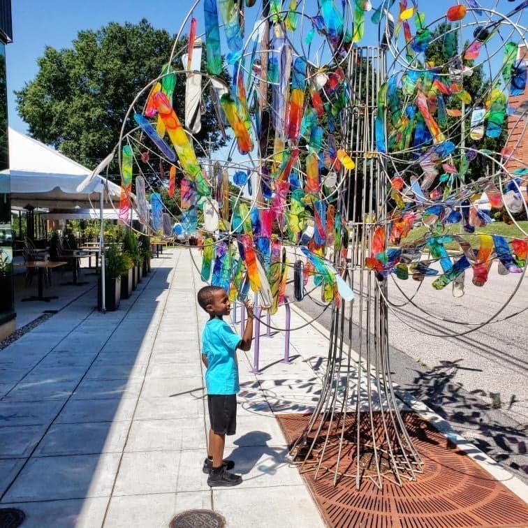 Si llevas a los niños, ellos podrán disfrutar de artes y manualidades gratis en Kidsplosure, y experimentar instalaciones de arte únicas en exhibición en todo el espacio de Fayetteville Street.