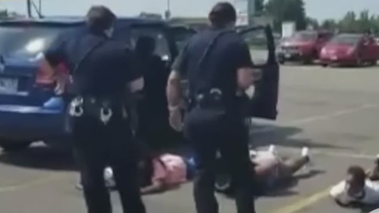 Suspenden a policía que esposó y acostó contra el pavimento caliente a una familia afroamericana en Colorado