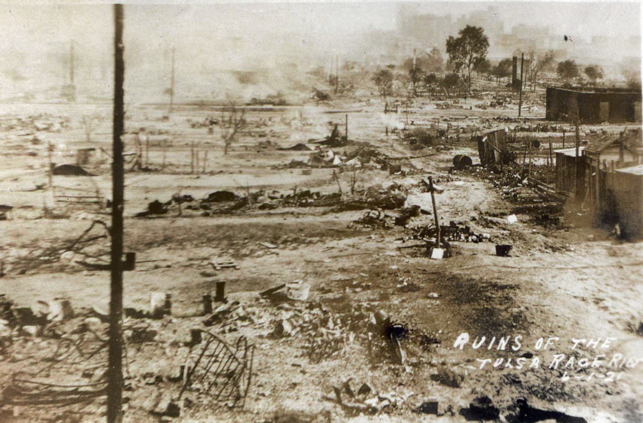 <b>Una zona próspera en ruinas.</b>
<br>
<br>La tensión entre blancos y negros explotó después de un incidente en el ascensor entre Sarah Page, una muchacha blanca de 17 años que era la operadora del elevador, y 
<b>Dick Rowland, </b>un joven negro de 19 años. Diferentes versiones históricas indican que un grito de la joven al salir del aparato señaló a Rowland como agresor, aunque ella nunca presentó cargos.
<br>