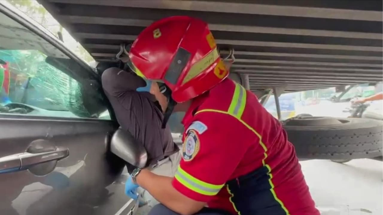 Un presunto asaltante queda prensado entre dos vehículos durante un robo armado en Guatemala