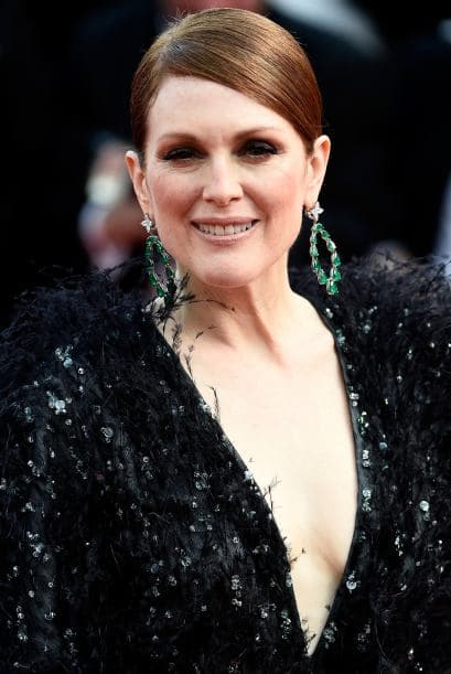 El cabello recogido hizo que el vestido luciera espectacular, combinando con unos aretes que hicieron lucir su cuello y el gran escote en V.