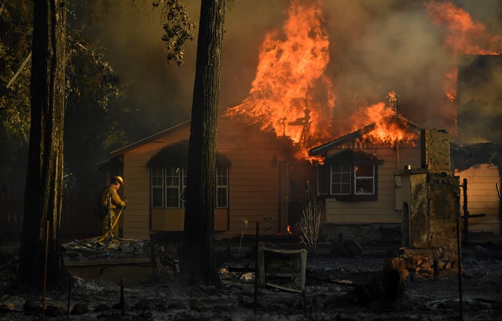 Un incendio destruye diez viviendas y obliga a desalojar a 4,000 personas al norte de California