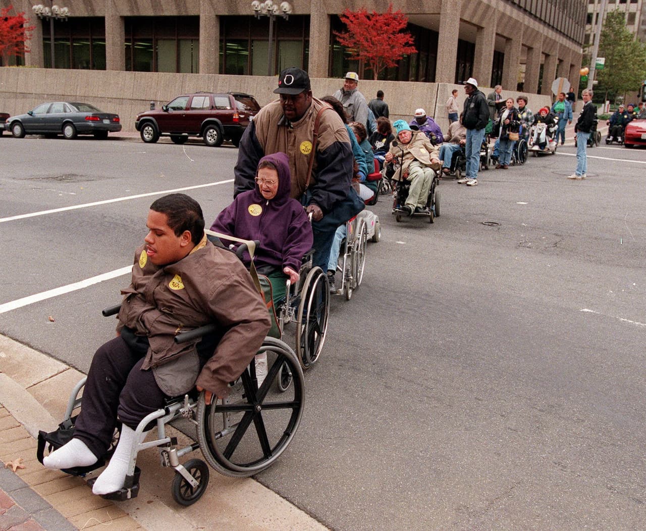 En 1998, decenas de personas con discapacidades obstruyeron una vía para exigir que Medicaid diera más fondos a los hospicios que a programas para que puedan recibir atención médica en casa.