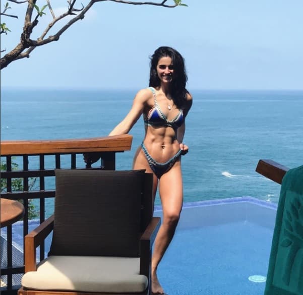 Aquí en una playa de México, donde cuenta con una casa para descansar los fines de semana a lado de su esposo e hija.