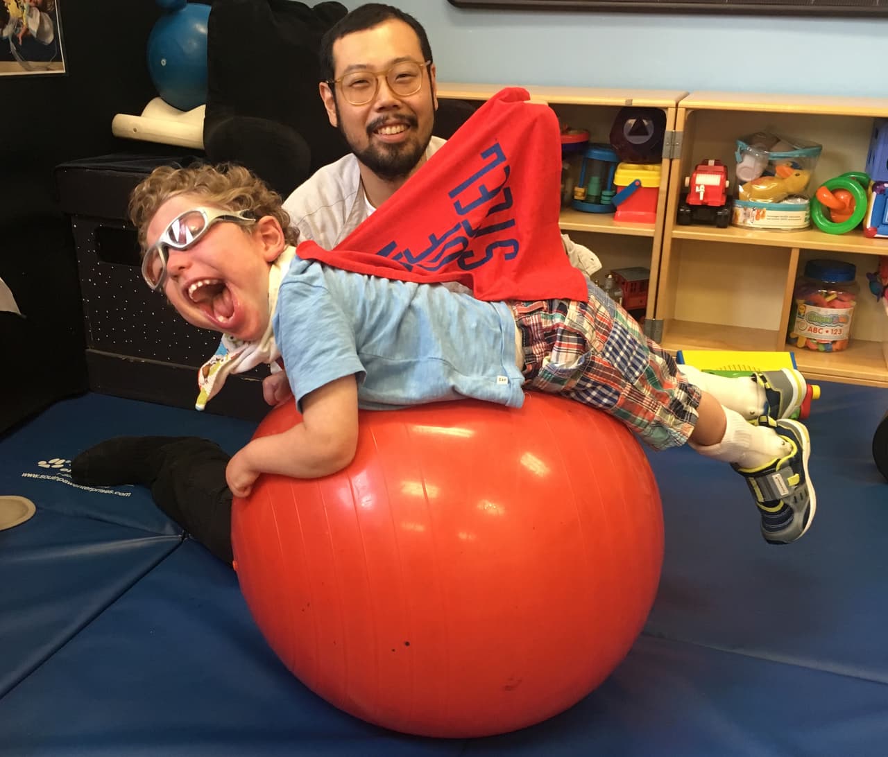 <b>En la escuela. </b>Ale se levanta cada mañana a las 6:00 o 7:00 am para ir a su colegio en un autobús escolar. Nada más divertido para él que sentir la vibración cada vez que la unidad circula por una vía en mal estado. En su prescolar pasa desde las 9:00 am hasta las 2:30 pm. Además de sus actividades educativas, Ale tiene un estricto programa de terapias física, ocupacional y de lenguaje. Su maestro, Yuseke Namiki, siempre está innovando con tecnologías nuevas y desarrollando sus capacidades de manera muy divertida.