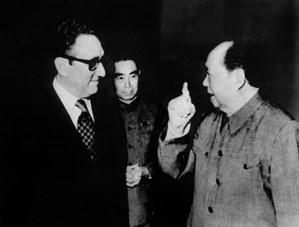Kissinger y el dictador chino Mao Zedong. La foto fue tomada el 17 de febrero de 1973 en Beijing.