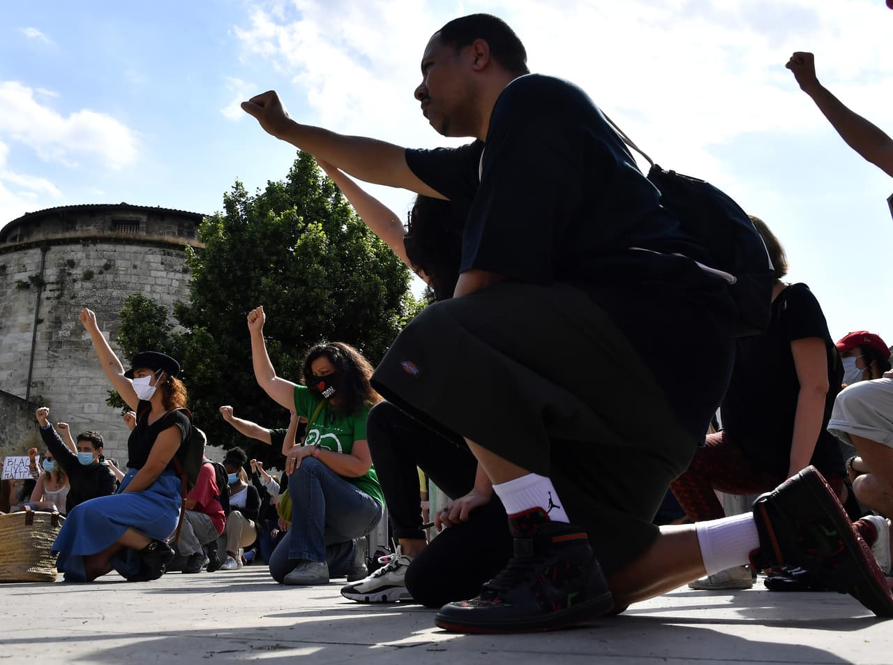 Un grupo de manifestantes arrodillados en una protesta por la muerte de Floyd en Burdeos, Francia, el 1 de junio.
