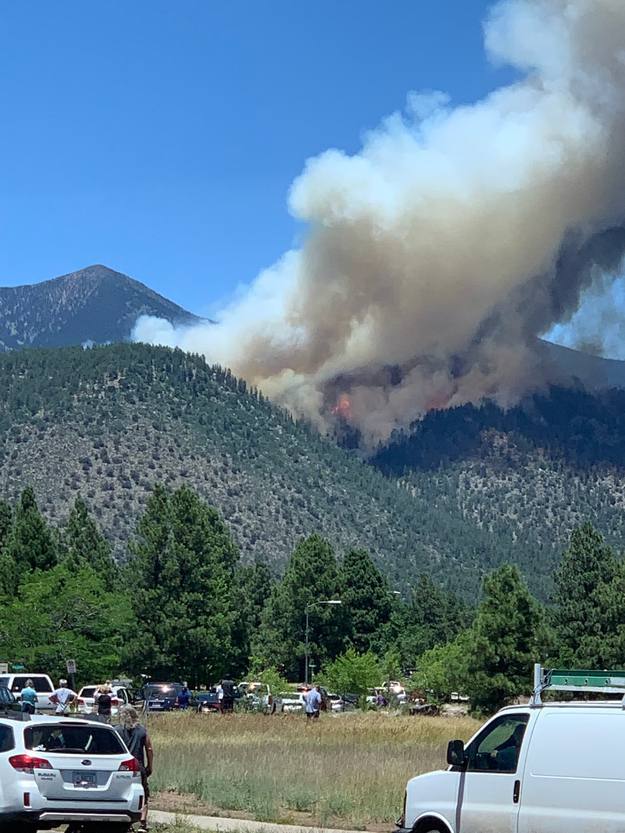 Autoridades han informado que ya emitieron aviso de evacuación para las áreas recreativas de Forest Rd. 420 a Hwy 89 (Mount Elden Lookout) y Schultz Pass Rd. También se ha emitido un aviso de pre-evacuación para el área de Forest Road. 420 a Friedlein Prairie.