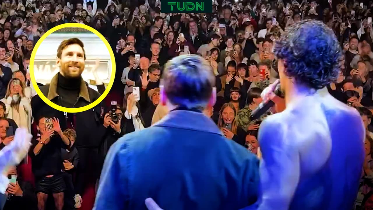 Messi desata la locura en obra de teatro 