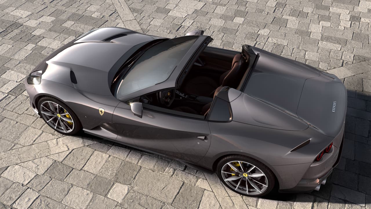 De hecho, lo más lento de este deportivo es su techo retráctil, aunque no es en lo absoluto malo, pues se despliega por completo en 
<b>14 segundos</b> mientras el auto se mueve a una velocidad máxima de 
<b>28 mph</b>.