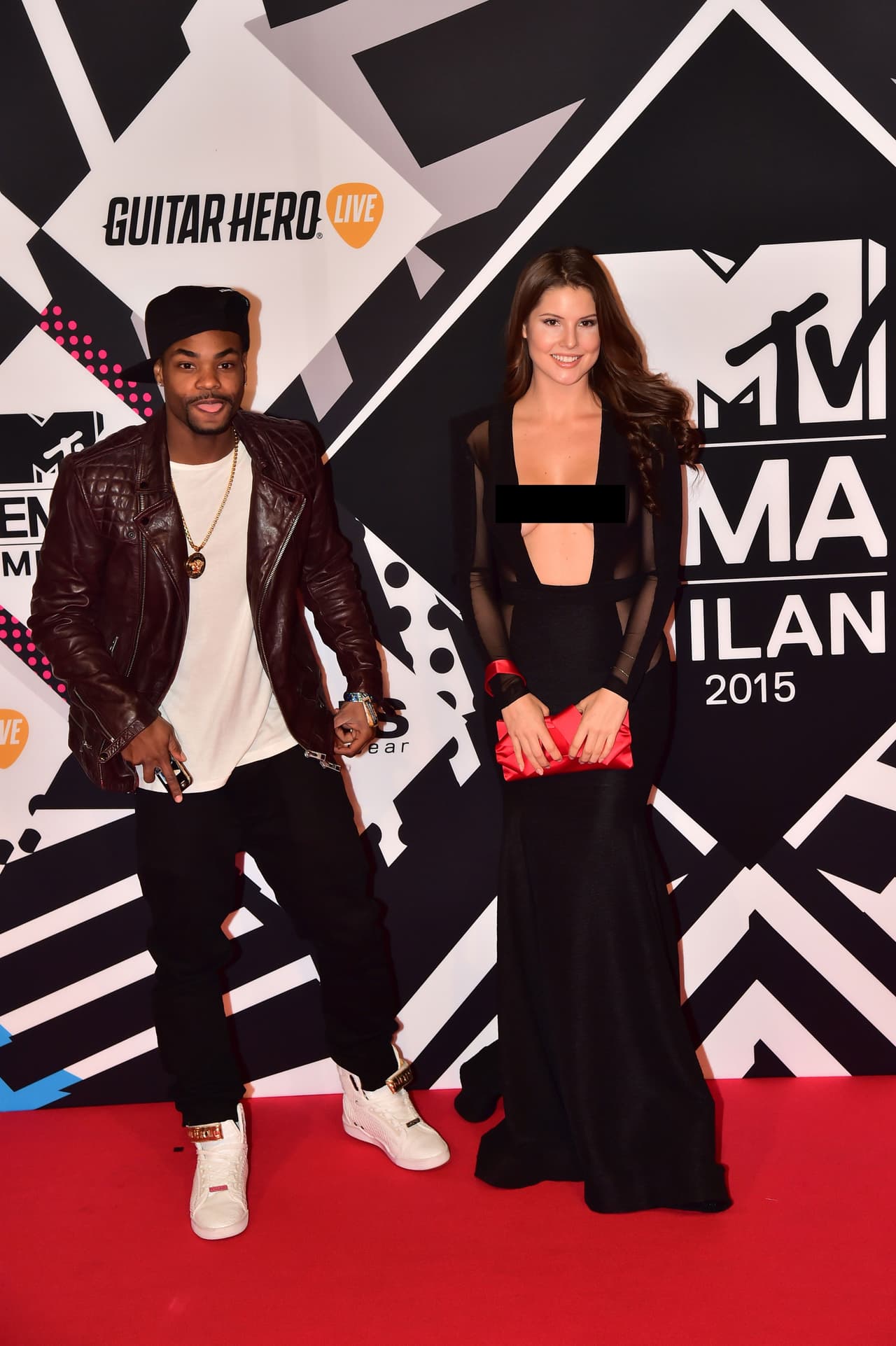 ¡Pero 'wait'! Ella llegó a la alfombra roja acompañada de otro hombre.