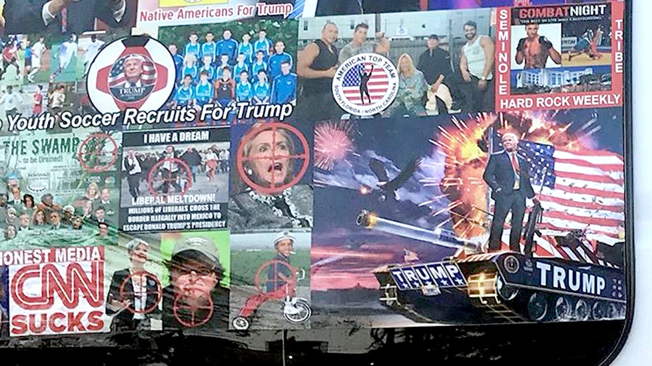 Algunos de los mensajes que tenía Cesar Sayoc Jr. pegados en su camioneta: 
<b>"CNN apesta", "los medios son deshonestos"</b>. Y luego: Trump montado en un tanque militar, al lado del vicepresidente Mike Pence victoriosos, la excandidata presidencial Hillary Clinton y el documentalista Michael Moore con una mira de arma sobre su rostro, sugiriendo que son el blanco. Sayoc ha sido acusado de cinco delitos federales, entre ellos el envío ilegal de explosivos por correo.