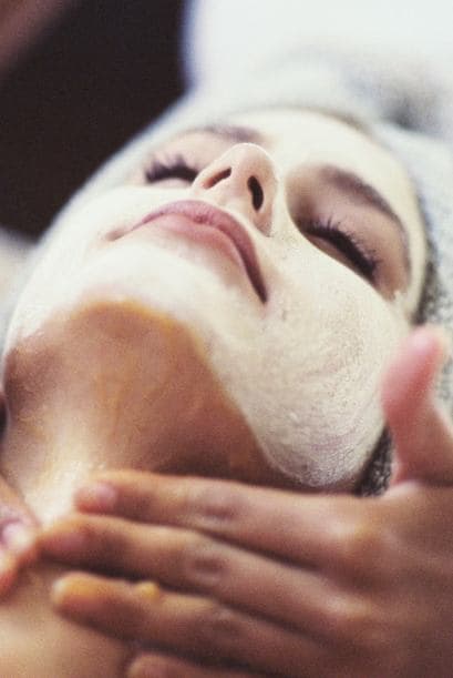 <b>Día de SPA</b>. Este es un momento perfecto para mimar a quien siempre nos cuida, y para ello, qué mejor opción que organizarle una pequeña tarde de spa en casa. Podemos preparar alguna mascarilla casera, darle un masaje relajante o hacerle la manicura.