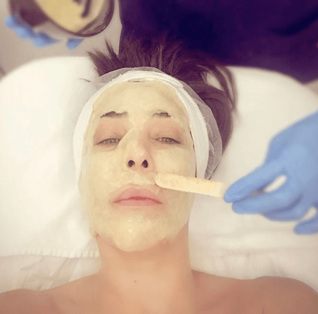 Pero ella no es la primera en usar esos trucos de belleza para lucir delgada o aparentar menos edad.