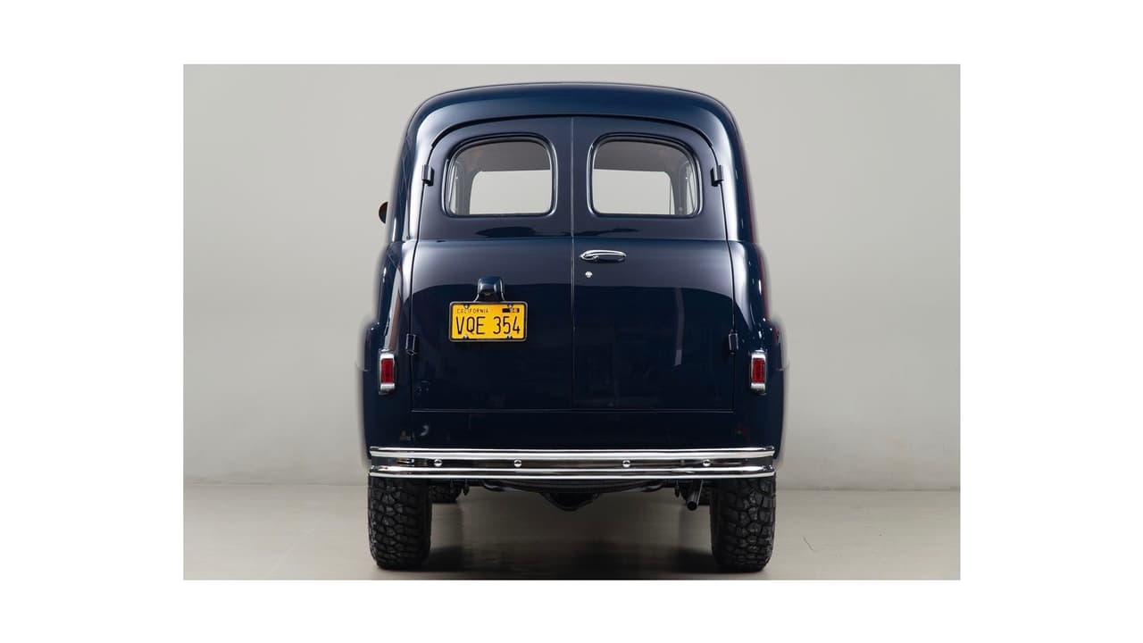 Vista desde atras la Ford Ranger Marmon-Herrington recuerda a los famosos 
<b>taxis londinenses</b>, pero en proporcioes mucho mayores.