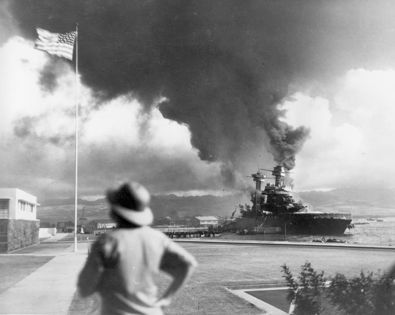 Barcos estadounidenses ardiendo durante el ataque japonés a Pearl Harbor.