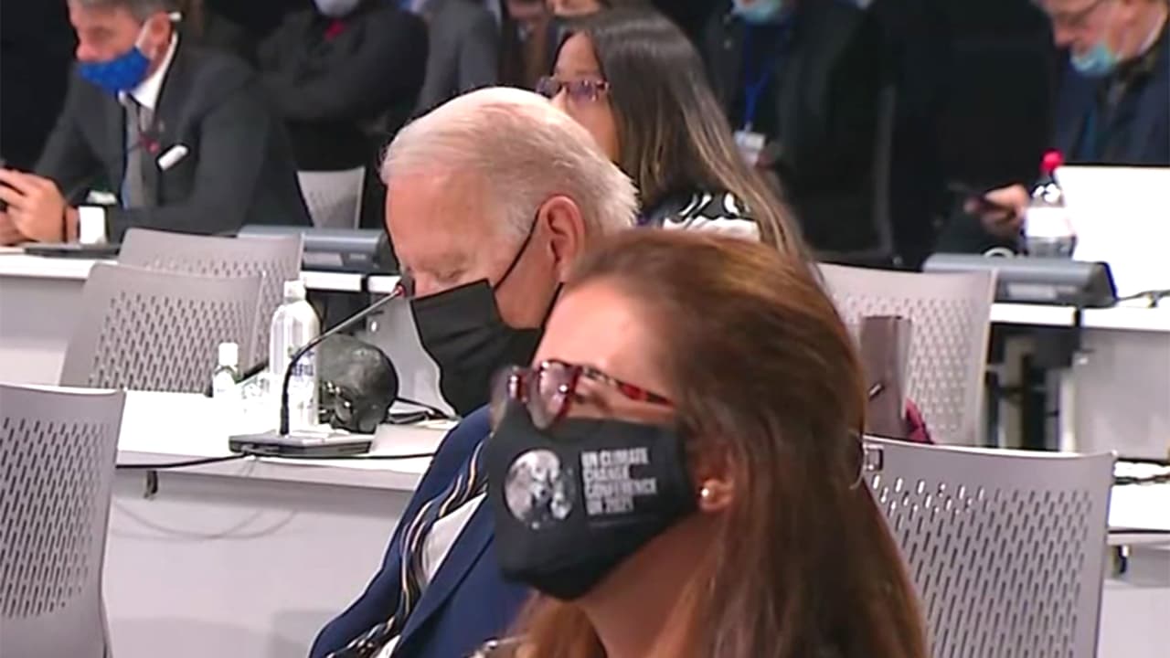 ¿Se quedó dormido Joe Biden? Polémica por estas imágenes en la cumbre sobre cambio climático