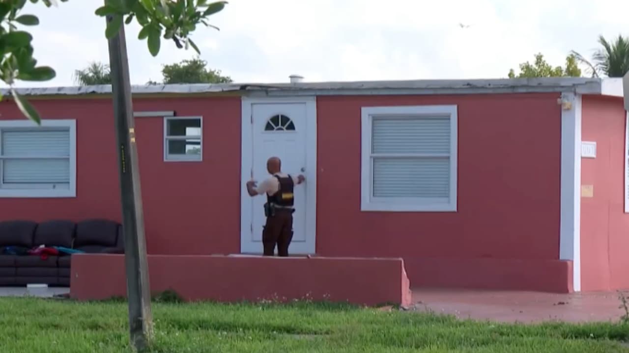 Las autoridades llegan con una orden de desalojo.