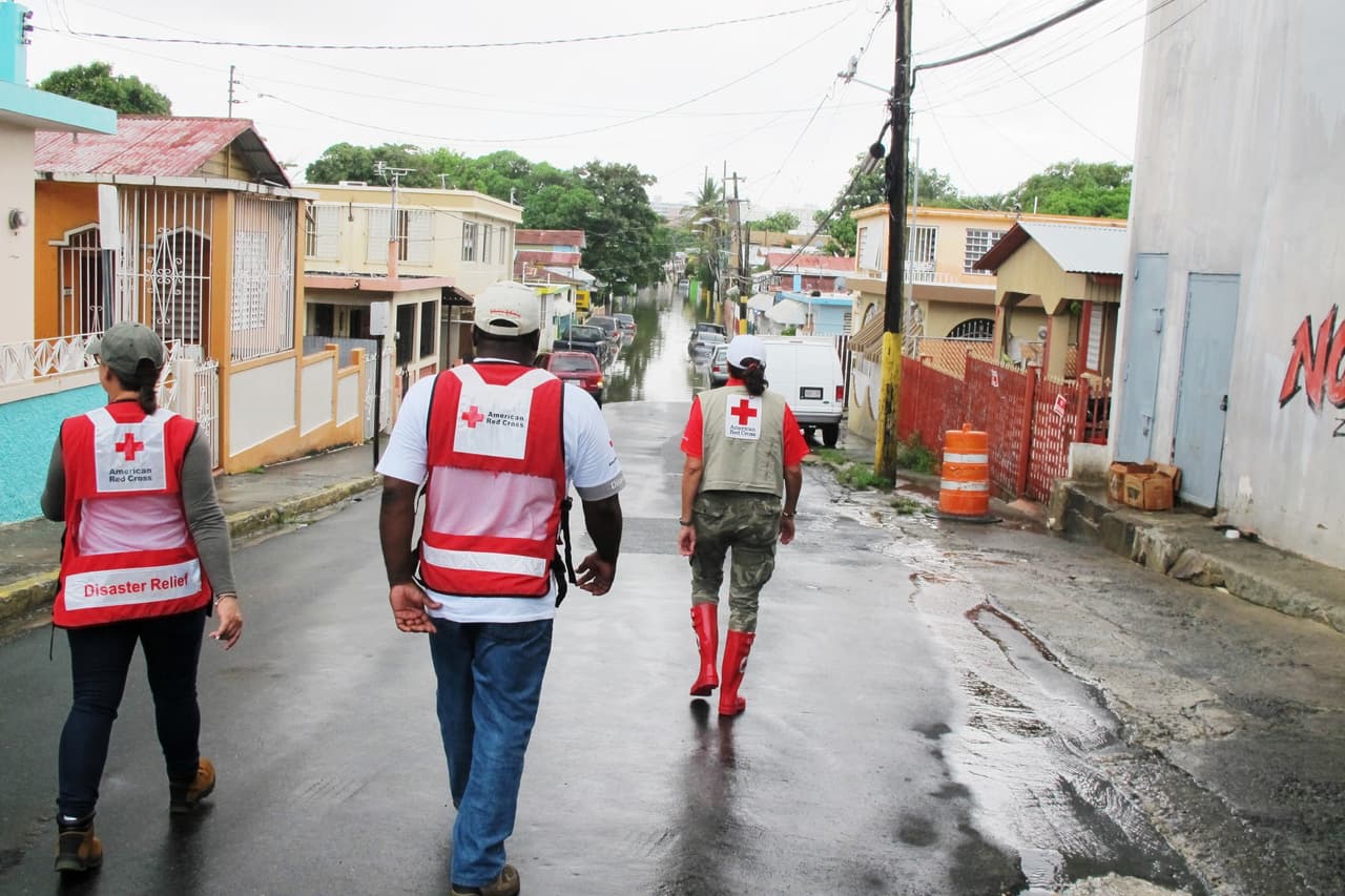 Intensas lluvias provocaron inundaciones y pérdidas en la zona metropolitana de Puerto Rico, así como en el área este de la Isla. Autos quedaron bajo agua y residencias reportaron enormes pérdidas. Varias personas tuvieron que ser llevadas a refugios.