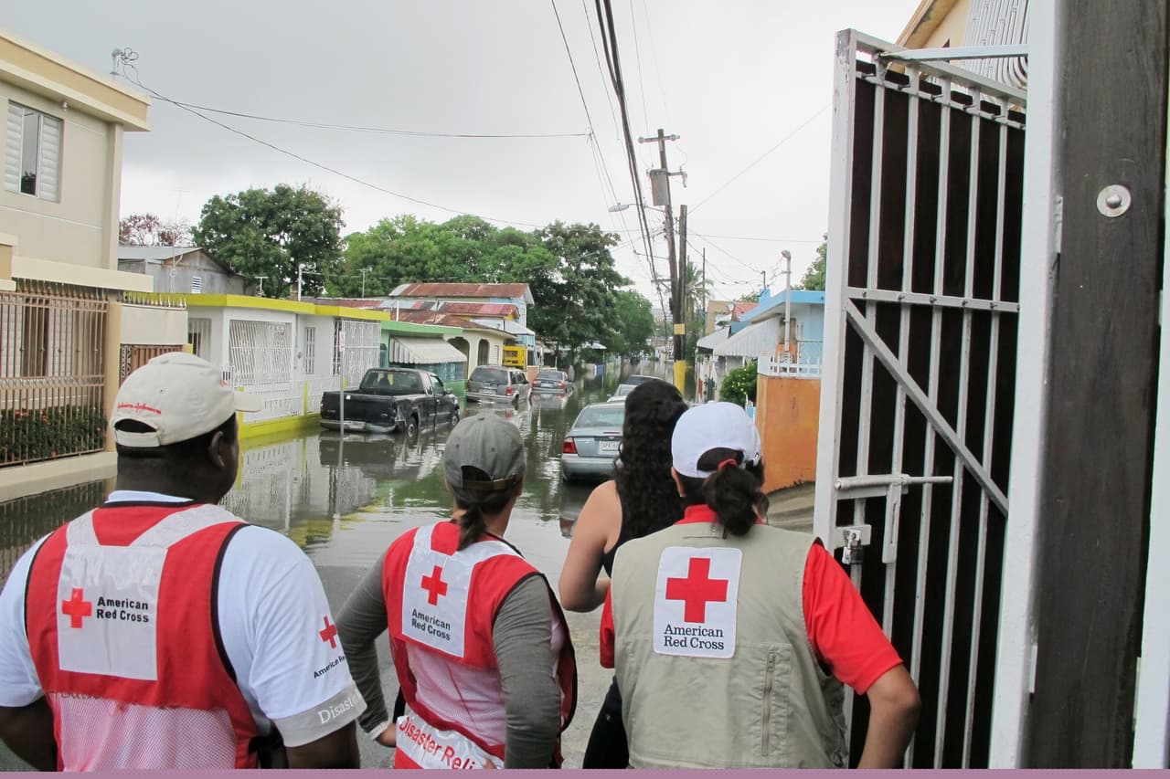 Intensas lluvias provocaron inundaciones y pérdidas en la zona metropolitana de Puerto Rico, así como en el área este de la Isla. Autos quedaron bajo agua y residencias reportaron enormes pérdidas. Varias personas tuvieron que ser llevadas a refugios.