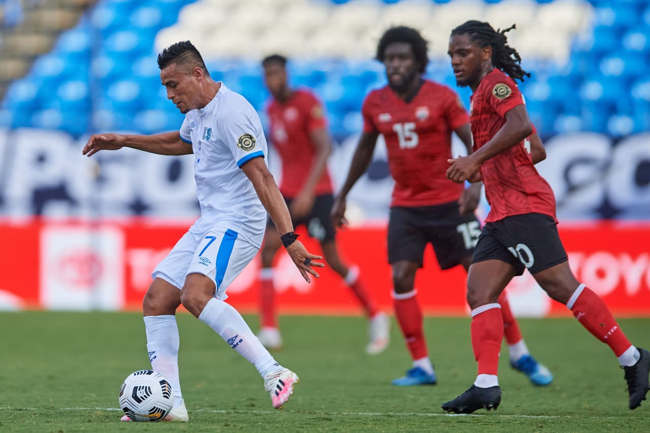 La insistencia del ataque de El Salvador hizo creer que el gol caería tarde o temprano antes del descanso.