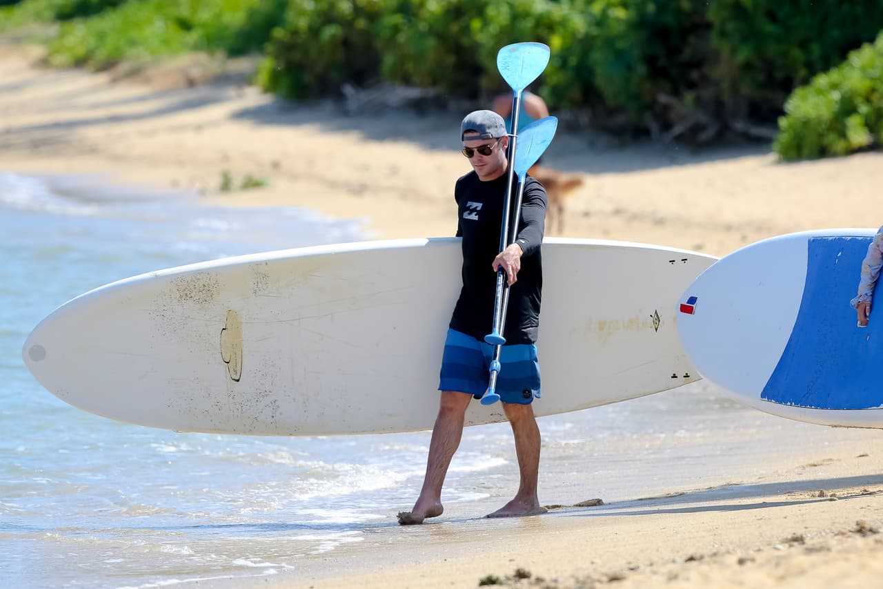 Tanta visita al gimnasio le ha dado muy buenos resultados al guapísimo Zac Efron. Con esos brazotes se antoja un buen apretón.
