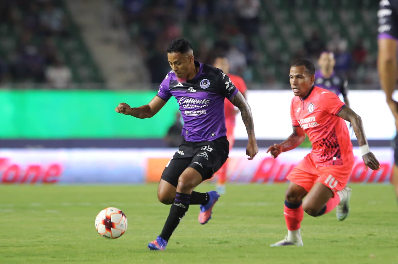 Los mazatlecos presionaron desde los primeros minutos y lograron incomodar a La Máquina, que lució nerviosa, sobre todo en la portería con Sebastián Jurado.