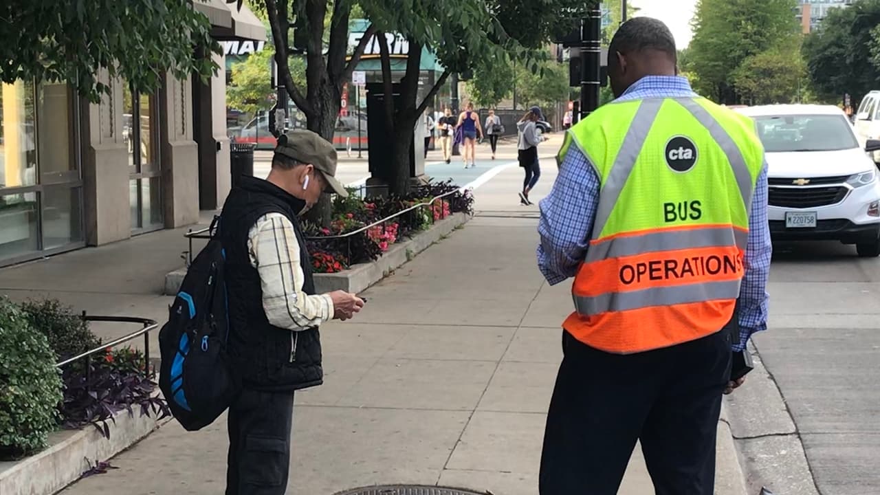 Usuarios de CTA buscan alternativa mientras se llevan a cabo investigaciones en la estación Roosevelt.