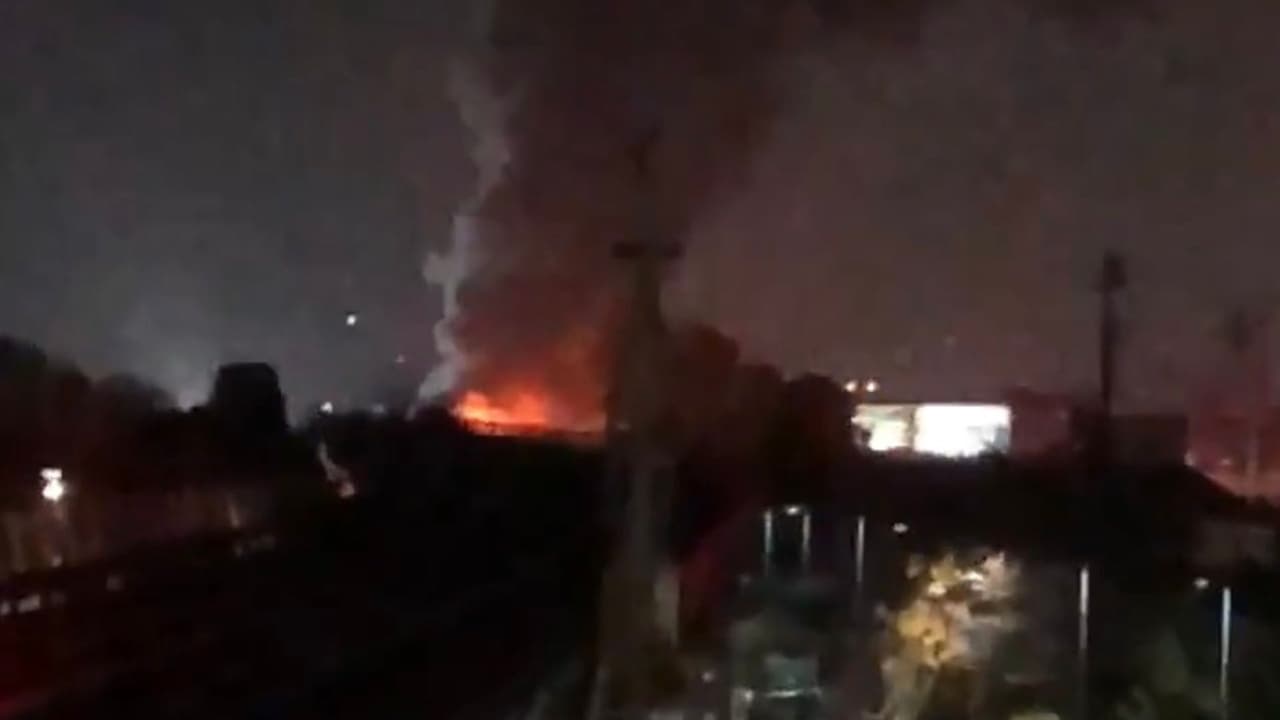 Aparatoso incendio en almacén en Oakland: bomberos descartan lesionados