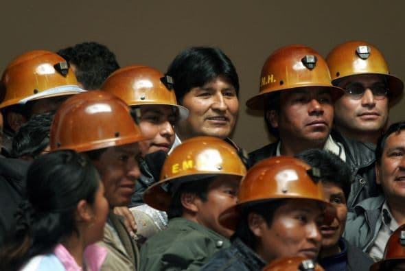 JULIO DE 2007- El presidente Evo Morales firmó un decreto en el que determinó nacionalizar el yacimiento de estaño Posokoni, éste era explotado por grupos mineros privados del país.