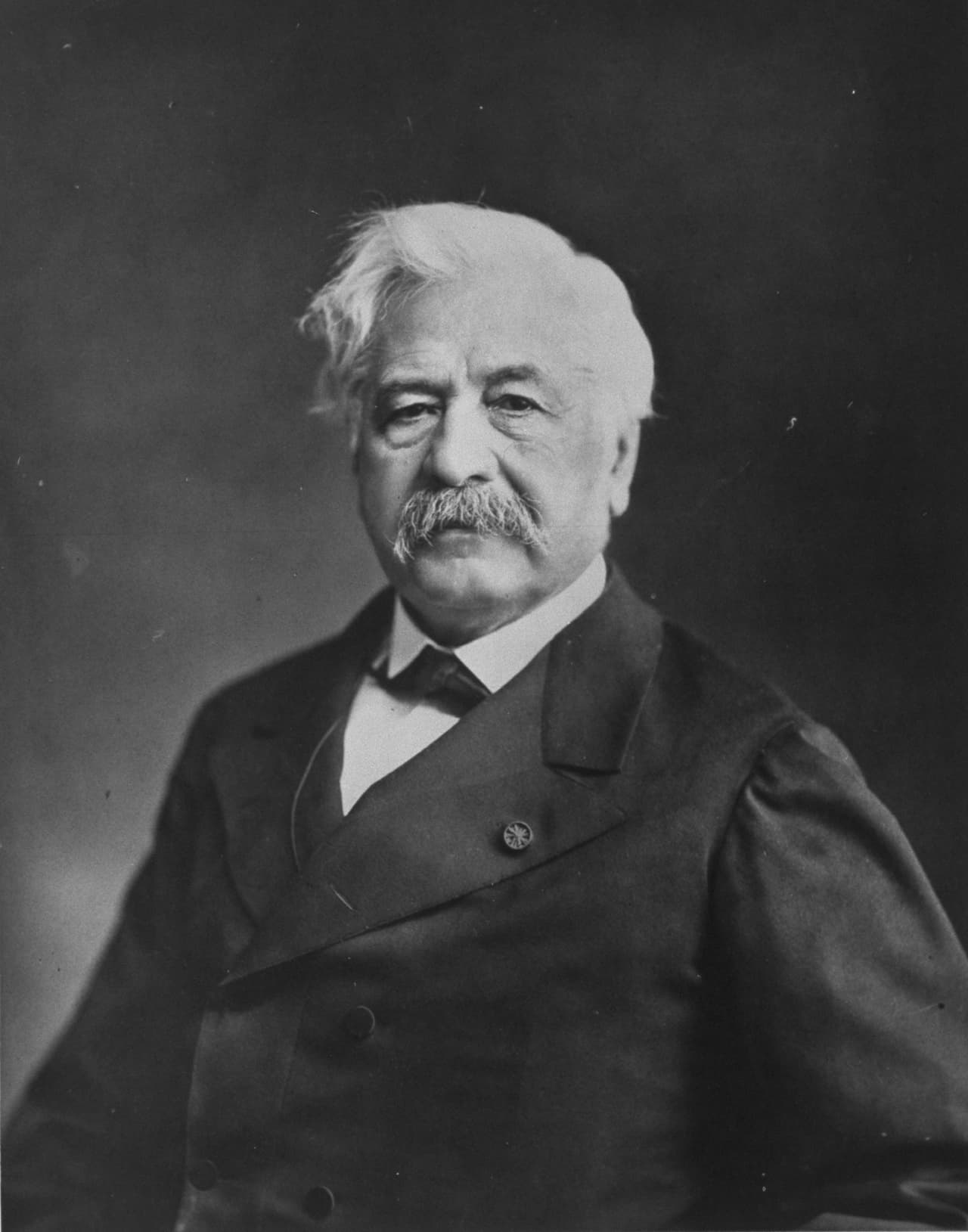Retrato de Ferdinand de Lesseps de 1900. Famoso por la construcción exitosa del canal de Suez. Lesseps y su compañía fueron contratados originalmente para construir el Canal de Panamá, pero renunció en 1889 debido a las dificultades físicas y financieras imprevistas.