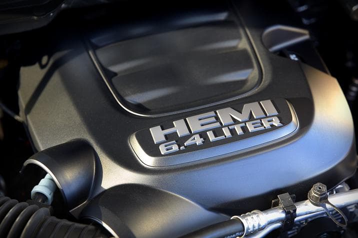 Debajo del capó aparece un motor V8 de 6.4 litros HEMI, el cual ofrece una potencia de 410 HP y 429 lbs-pie de torque