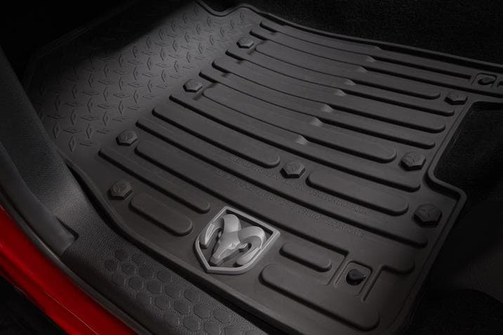 El emblema de la marca se repite en diversos sectores del vehículo, tanto en el exterior como en diversos detalles al interior