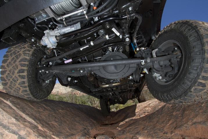 En velocidades bajas el eje delantero puede ser desacoplado en forma parcial para ofrecer una mejor performance todoterreno. También se incluye control de descenso de pendientes, diferenciales y ejes reforzados, y control electrónico de estabilidad