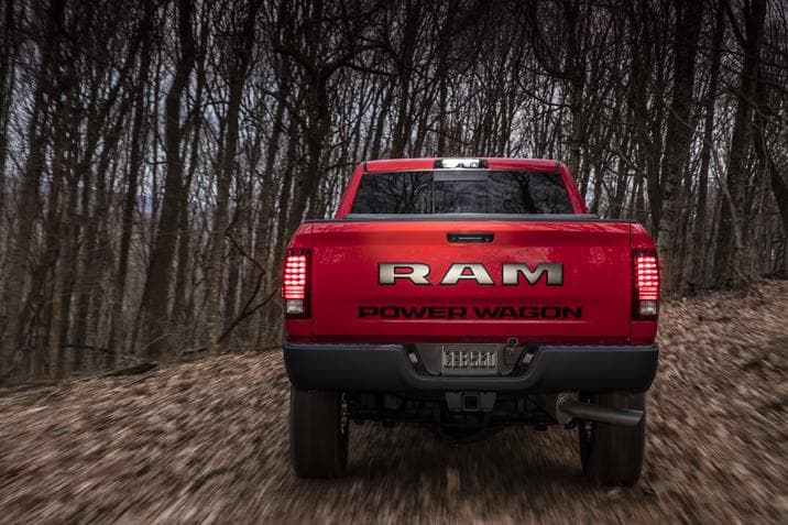 En el sector trasero de Power Wagon 2017 aparece el emblema de la marca con un tamaño de tipografía superior al que hemos visto en otros modelos de Ram
