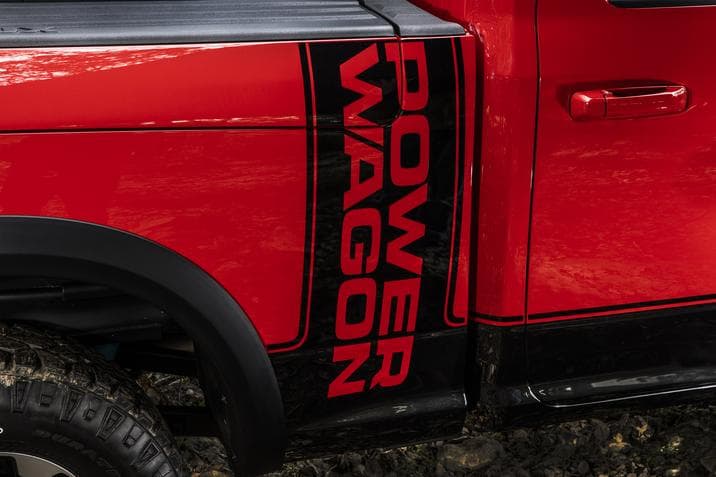 El fabricante parece estar orgulloso de la estirpe Power Wagon, cuyo primer modelo se remonta al año 1945. El nombre de la gama salta a primera vista en un vinilo lateral de tipografia retro