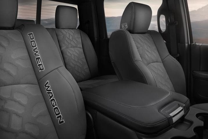 Una pantalla táctil de 8.4 pulgadas es la estrella en el interior de la camioneta. El nombre "Power Wagon" se repite en los asientos, diseñados en gris y negro. A modo opcional, es posible incluir en ellos sistema de climatización, también disponible para el volante que llega con un tapizado de cuero con perforaciones