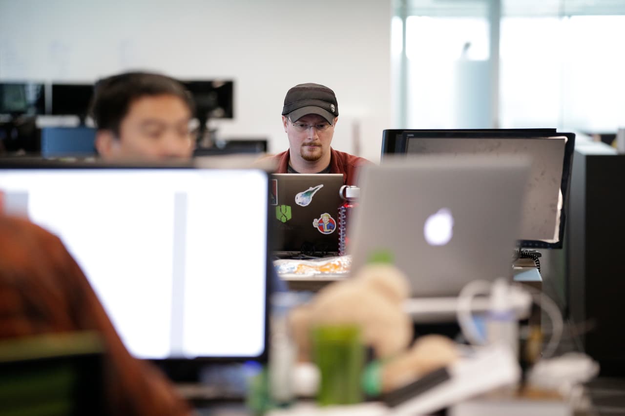 Estudiantes extranjeros que aguardan visas H-1B enfrentan vacío procesal que los puede dejar sin permiso de trabajo