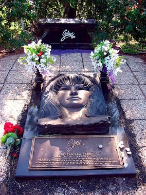 La 'Reina del Tex-Mex' se encuentra enterrada en el Seaside Memorial Park de Corpus Christi, Texas, y desde el 3 de abril de 1995, y su tumba es, para quienes visitan esa ciudad texana una de las paradas obligatorias.
