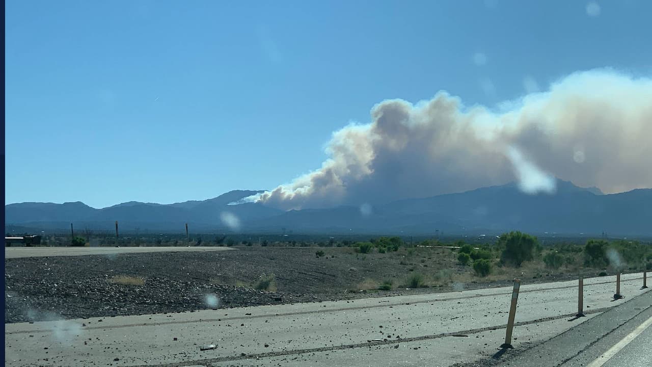 El incendio denominado ‘Flag’ se está propagando cerca de Kingman, por lo que las autoridades han ordenado desalojos. Autoridades han 
<b>emitido órdenes de evacuación </b>para las siguientes comunidades: 
<b>Pine Lake, Hualapai Mountain Park, y Hualapai Mountain Lodge.</b>
<br>