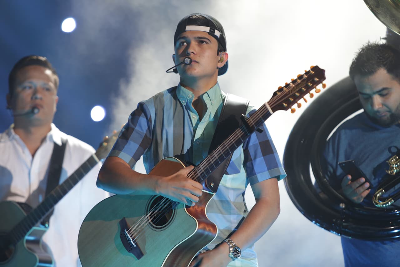 Además, Ulices Chaidez y sus plebes están nominados en Premios Juventud dentro de las categorías Artista Revelación y Mejor Canción para Chillin' por el single "Te regalo".