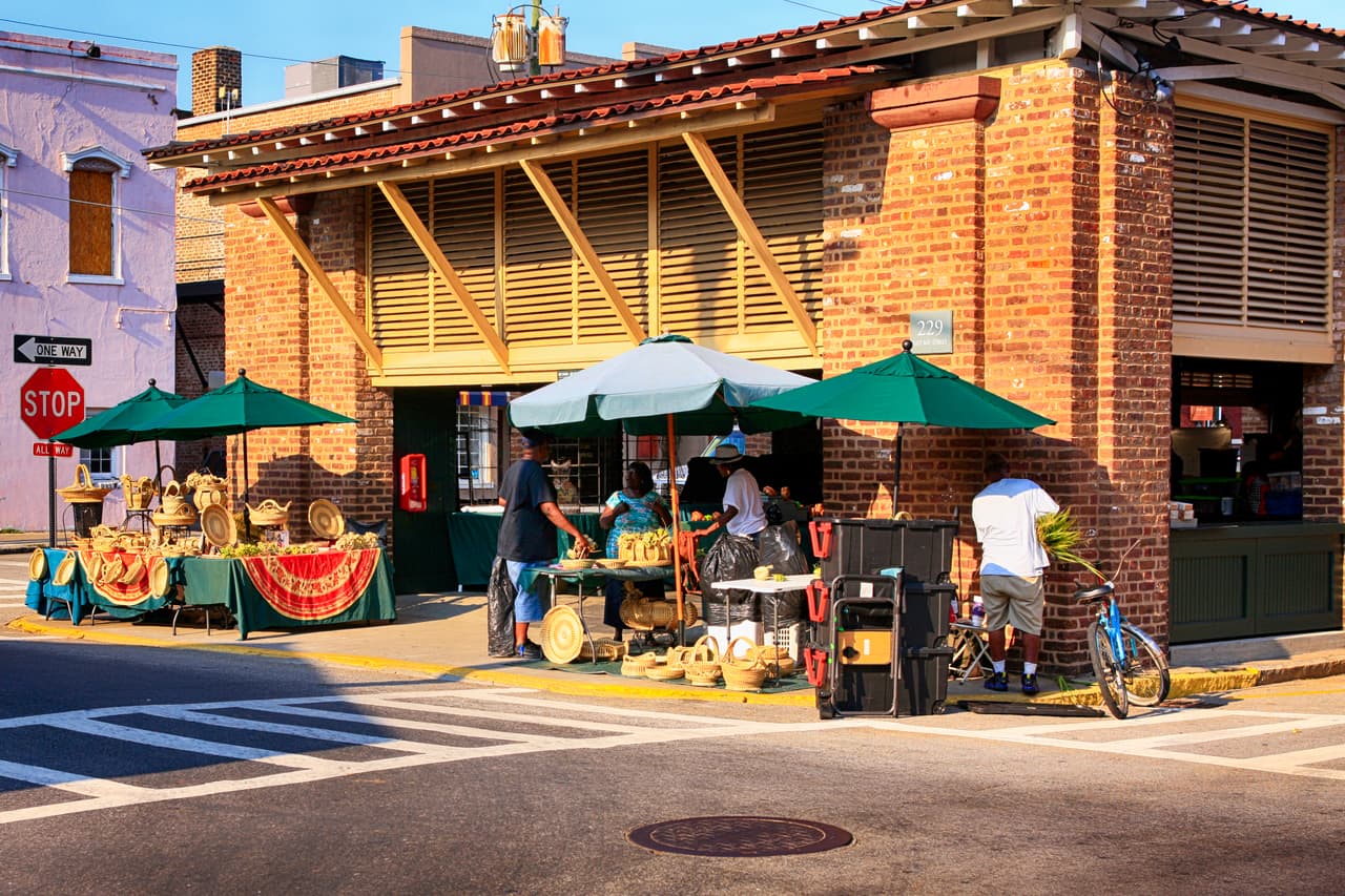 <b>Puesto 16. South Carolina</b>
<br>
<br>Denuncias por robo de identidad: 373 por cada 100,000 habitantes (total: 19,193 denuncias).
<br>
<br>Pérdida de dinero promedio para todos los tipos de fraude: 294 dólares. 
<br>
<br>Usos más comunes del robo de identidad: otras estafas de identidad (41%) y fraude con tarjetas de crédito (31%).
<br>
<br>La pérdida promedio en estos casos de fraude denunciados fue de 311 dólares. Sin embargo, casi 40,000 estadounidenses informaron haber perdido más de 10,000 dólares en algún tipo de estafa.
<br>