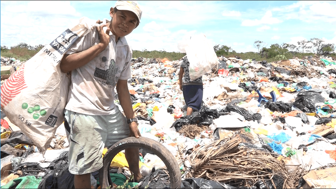 "Uno se rebusca acá para poder salir adelante": los venezolanos que cruzan a Colombia para vivir de un basurero