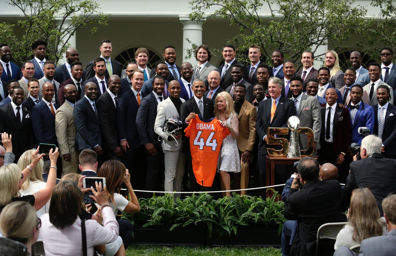 La colección de camisetas deportivas que tiene Obama es enorme, ya que durante su mandato recibió a más de 50 equipos y un número incomparable de deportistas. En la imagen, Obama recibe a los campeones del Super Bowl 50, Denver Broncos.