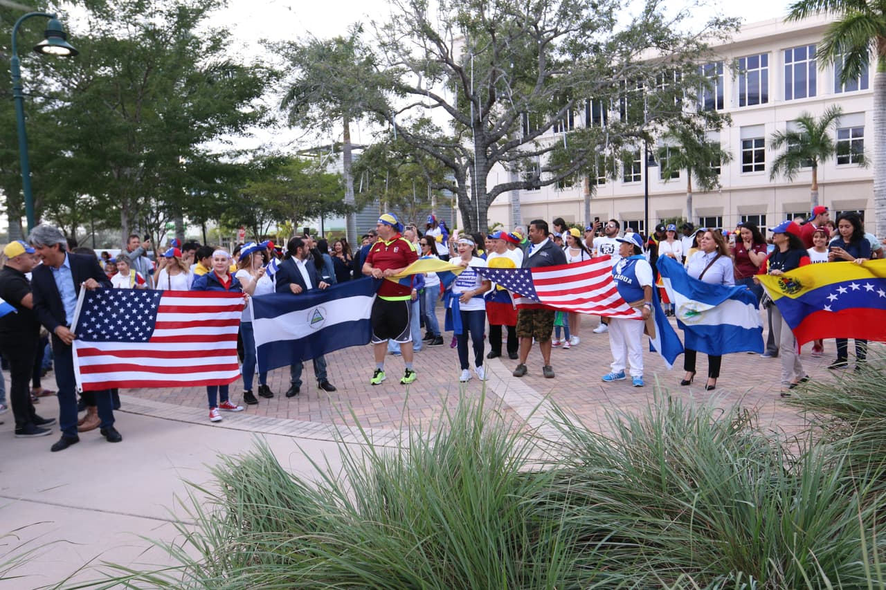 Residentes de Nicaragua y Estados Unidos acudieron con sus banderas en solidaridad con el pueblo de Venezuela.