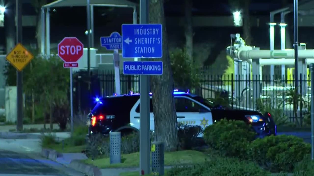 El mismo domingo se aseguró que varios agentes intentaron quitarle el arma a la joven, pero les fue imposible.